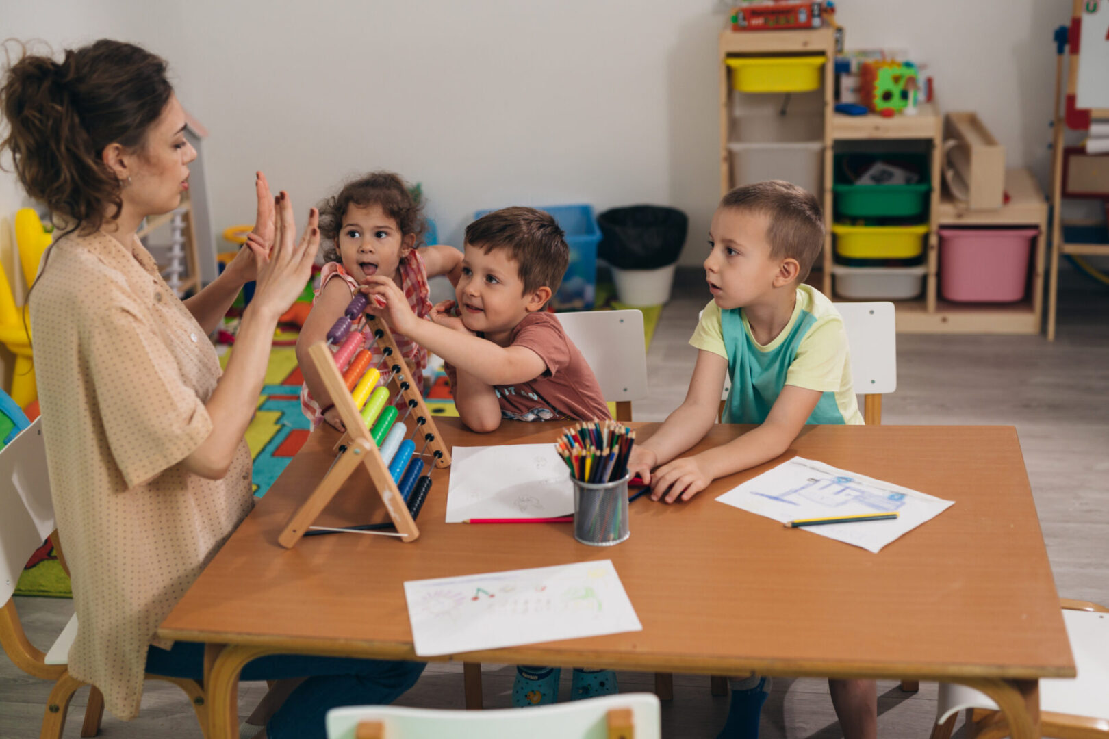 teacher discuss with kids in classroom.